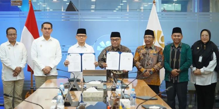 Rektor Unisma, Prof. Drs. Junaidi, M.Pd, Ph.D (empat dari kanan) dan Menteri P2MI, Mukhtarudin (tiga dari kiri) sepakat menjalin kerja sama dalam upaya meningkatkan kompetensi dan juga perlindungan pekerja migran Indonesia. /Foto: Dok. Istimewa.