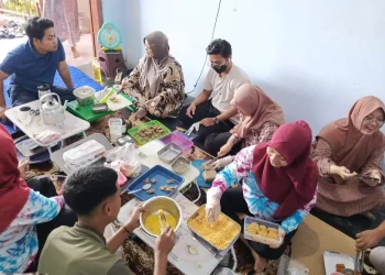 Tim PKM Unikama bersama pelaku UMKM Desa Legok Sukoraharjo Kepanjen kembangkan inovasi aneka produk unggulan dari Tempe Bungkil. /Foto: Dok. Unikama.