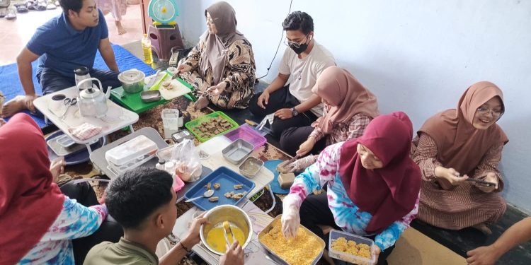 Tim PKM Unikama bersama pelaku UMKM Desa Legok Sukoraharjo Kepanjen kembangkan inovasi aneka produk unggulan dari Tempe Bungkil. /Foto: Dok. Unikama.