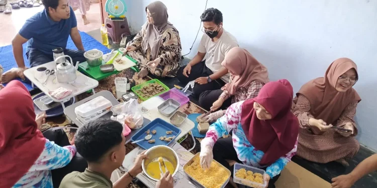 Tim PKM Unikama bersama pelaku UMKM Desa Legok Sukoraharjo Kepanjen kembangkan inovasi aneka produk unggulan dari Tempe Bungkil. /Foto: Dok. Unikama.