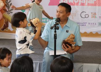 Wali Kota Malang, Wahyu Hidayat menceritakan kisah persahabatan di depan anak anak. (Foto/dok. Prokopim Setda Kota Malang)