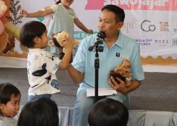 Wali Kota Malang, Wahyu Hidayat menceritakan kisah persahabatan di depan anak anak. (Foto/dok. Prokopim Setda Kota Malang)