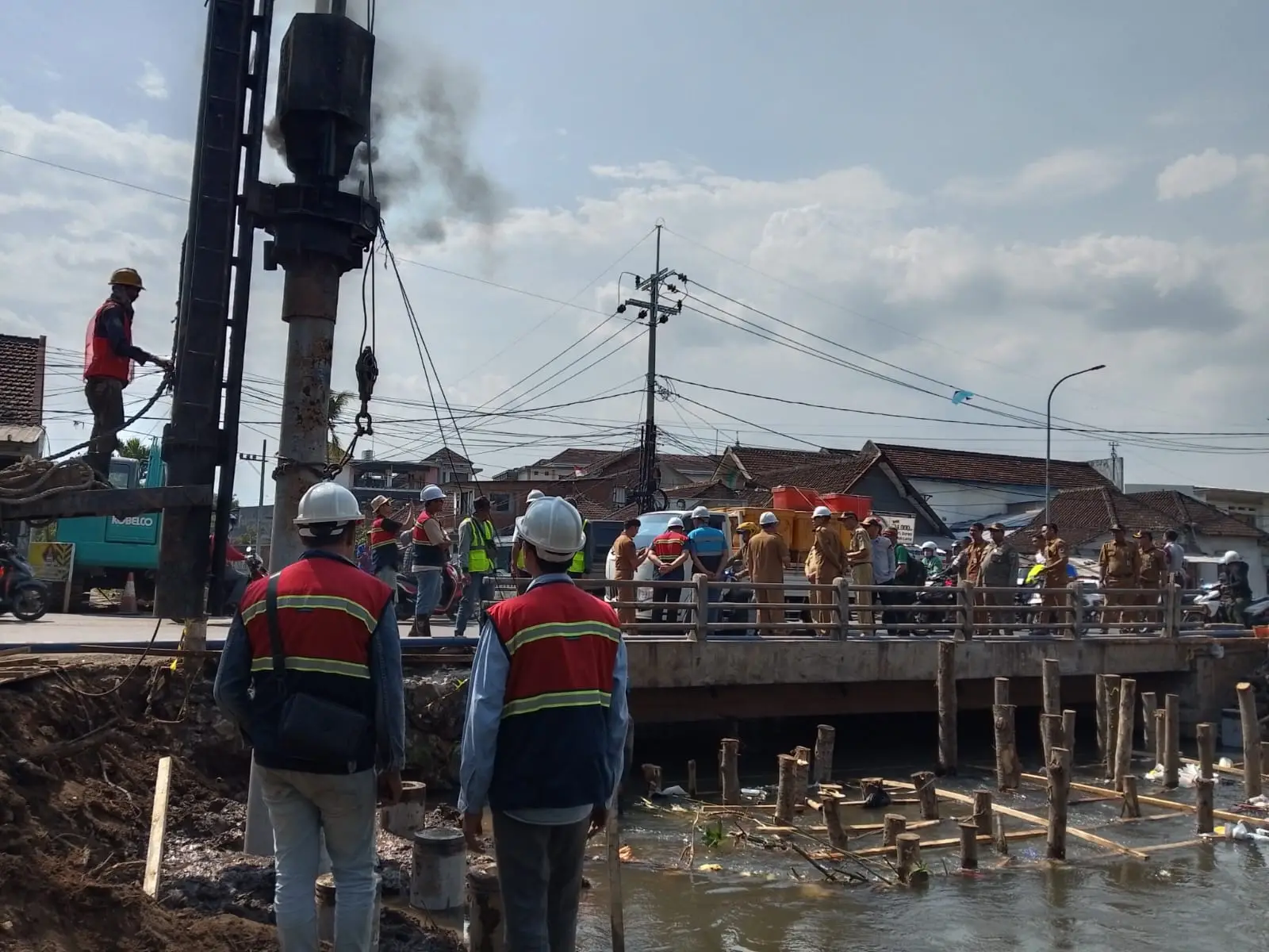 Wali Kota Malang, Wahyu Hidayat meninjau progres pelebaran Jembatan Malik Dalam, Kedungkandang (M Sholeh)