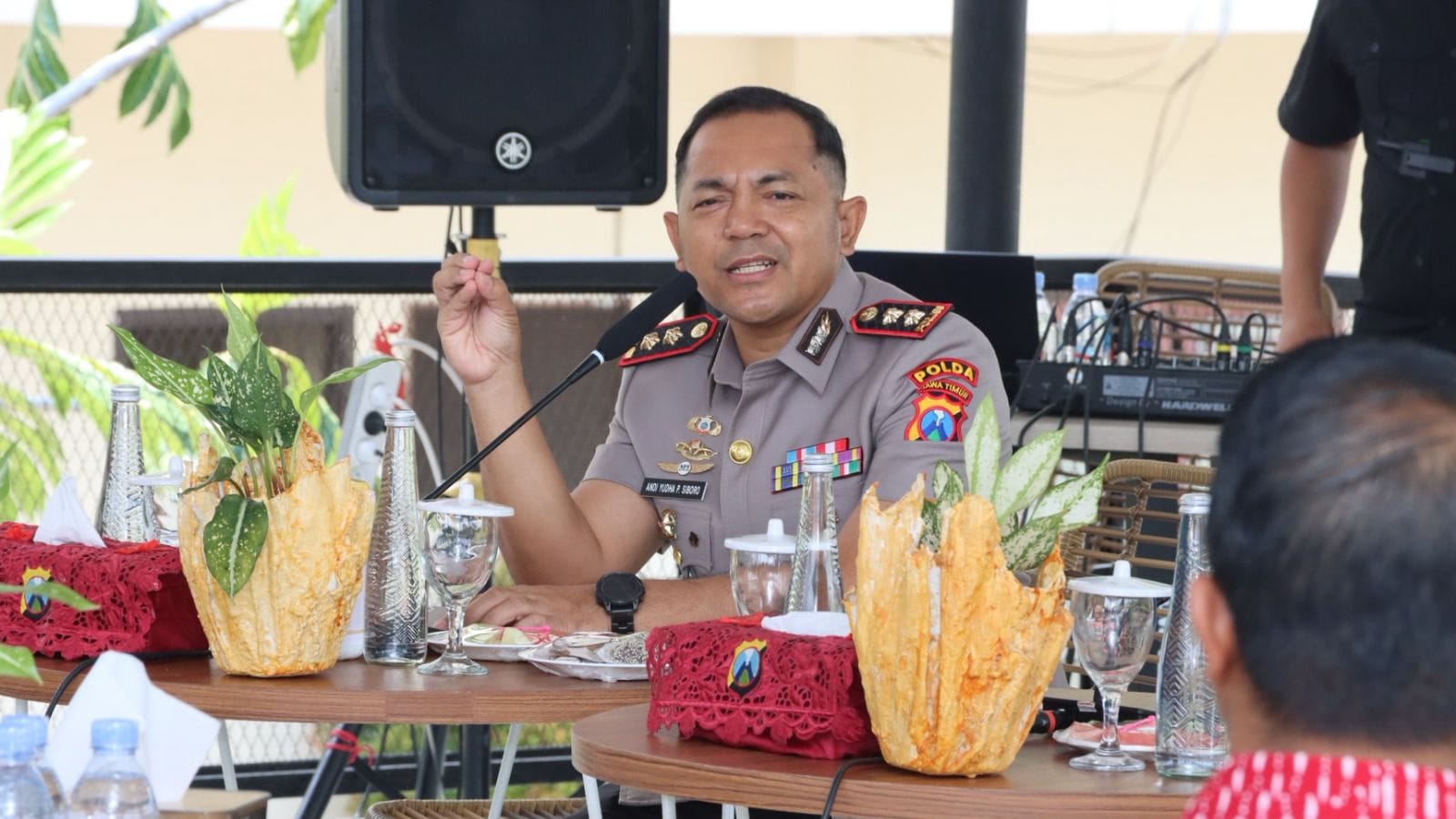 Kapolres Batu AKBP Andi Yudha Pranata saat berdialog dengan para kades. Foto: Polres Batu
