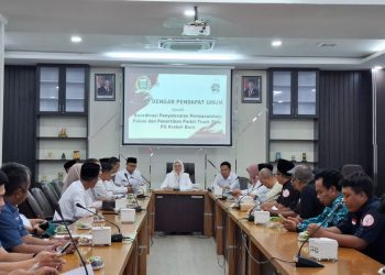 Anggota DPRD Kabupaten Malang menerima keluhan warga Bululawang soal polusi di PT Krebet Baru. Foto: Aisyah Nawangsari Putri
