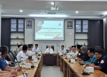 Anggota DPRD Kabupaten Malang menerima keluhan warga Bululawang soal polusi di PT Krebet Baru. Foto: Aisyah Nawangsari Putri