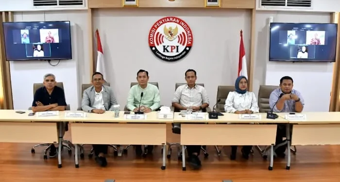 KPI Pusat jatuhkan sanksi penghentian sementara waktu program Xpose Uncensored Trans7 yang dianggap menimbulkan kegaduhan publik usai menyinggung dan dianggap melecehkan kehidupan pondok pesantren. /Foto: Dok. KPI