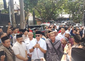 Wali Kota Malang, Wahyu Hidayat memberikan pernyataan dalam aksi santri di Kota Malang. (Foto/M Sholeh)