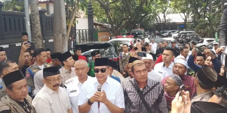 Wali Kota Malang, Wahyu Hidayat memberikan pernyataan dalam aksi santri di Kota Malang. (Foto/M Sholeh)