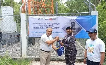 Head of CSR Departement PT Tower Bersama Infrastructure Tbk Fahmi Sutan Alatas menyerahkan bantuan untuk personel Kopassus di pos perbatasan RI-PNG di Sota, Puskesmas Karang Indah di Merauke, Jumat (19/09/2025). (Foto: dok TBIG)