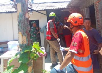 Petugas bergotong royong mengevakuasi korban yang terjatuh ke dalam sumur. Foto: BPBD Kabupaten Malang
