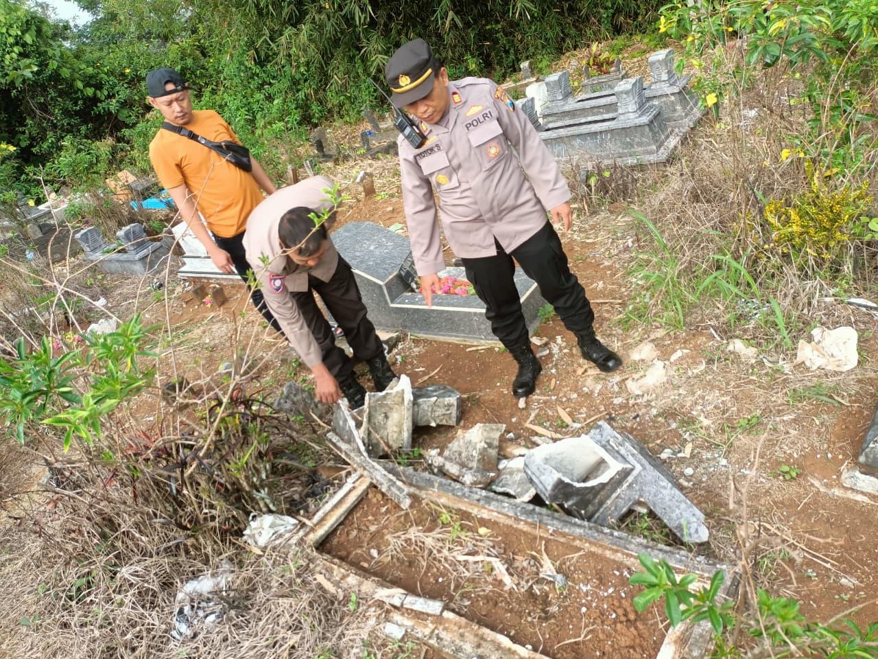 Makam di Bantur ditemukan dalam kondisi rusak. Foto: Polres Malang