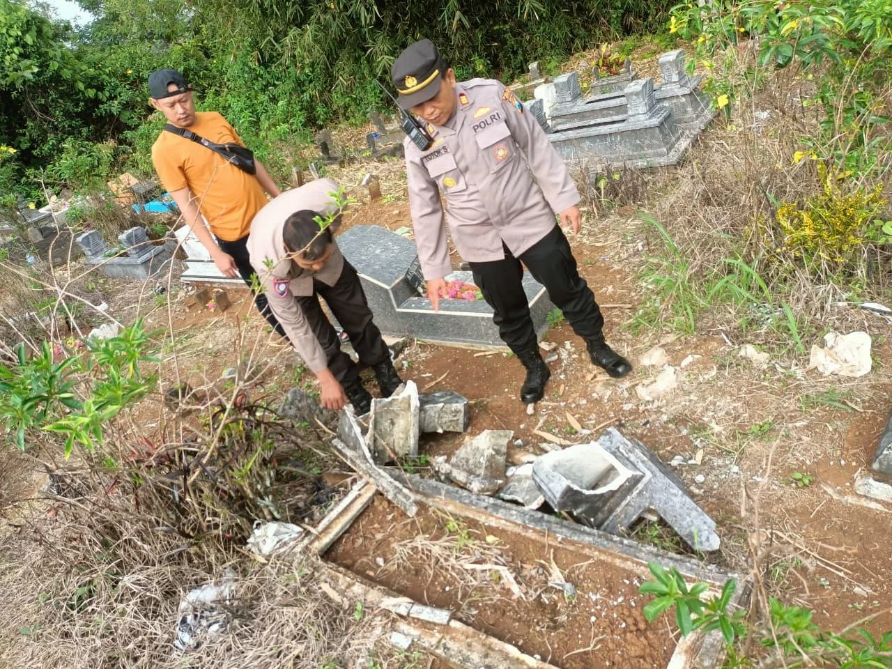 Makam di Bantur ditemukan dalam kondisi rusak. Foto: Polres Malang