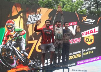 Pandu Satrio Perkasa mengangkat trofi juara di kelas Men Elite 76 IDH 2025. Foto: Dok