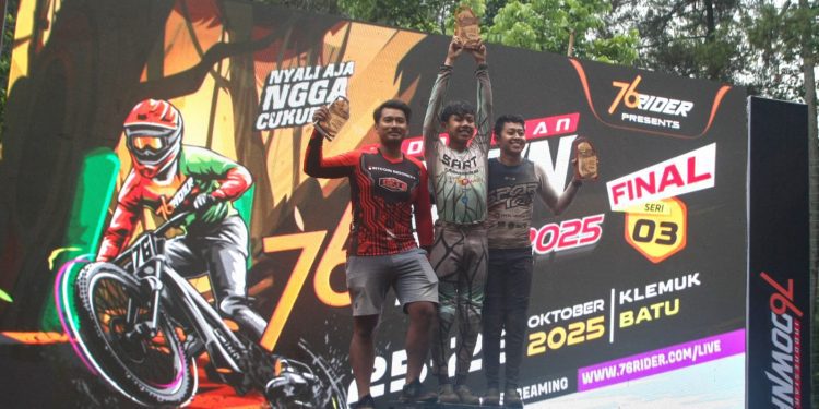 Pandu Satrio Perkasa mengangkat trofi juara di kelas Men Elite 76 IDH 2025. Foto: Dok