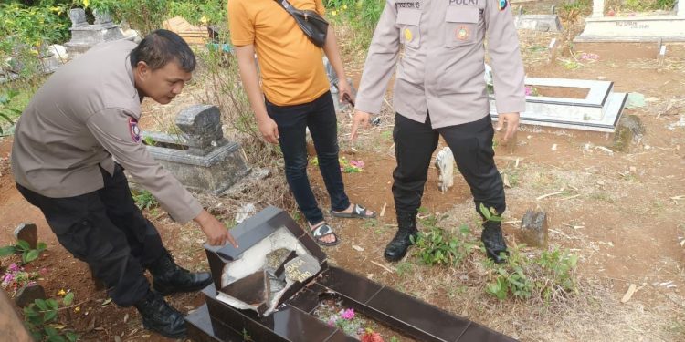 Polisi selidiki dugaan perusakan makam di Bantur. Foto: Polres Malang