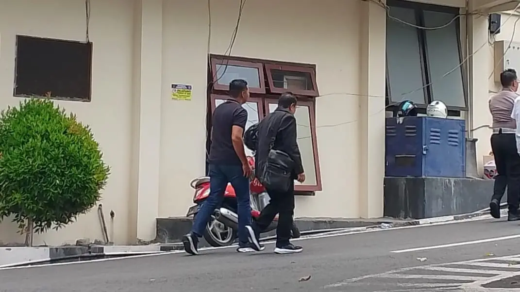 Terduga kasus perselingkuhan anggota DPRD Kota Blitar saat datang ke Polres Batu. Foto: Azmy