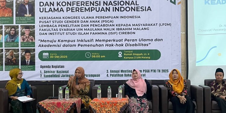 Guru Besar UIN Malang menyampaikan pentingnya screening khusus pada mahasiswa yang mengalami kesulitan dalam berkomunikasi di acara Seminar dan Konferensi Nasional Ulama Perempuan Indonesia . /Foto: Tugumalang.id/Bagus Rachmad Saputra.
