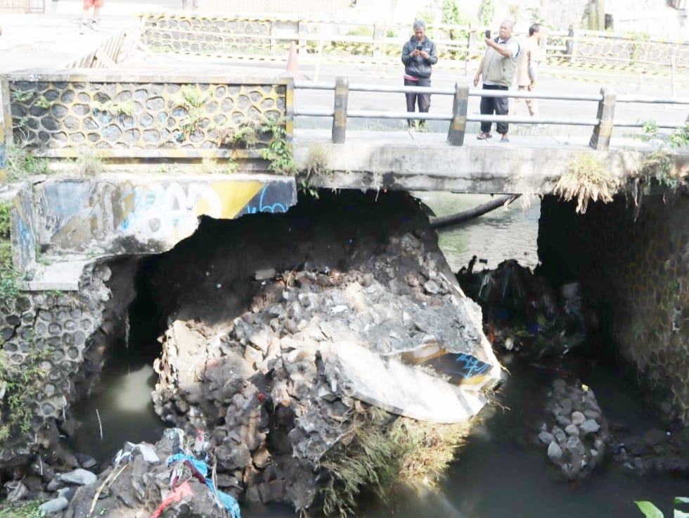 Pondasi Jembatan Sonokembang, Kota Malang ambrol. (Foto/M Sholeh)
