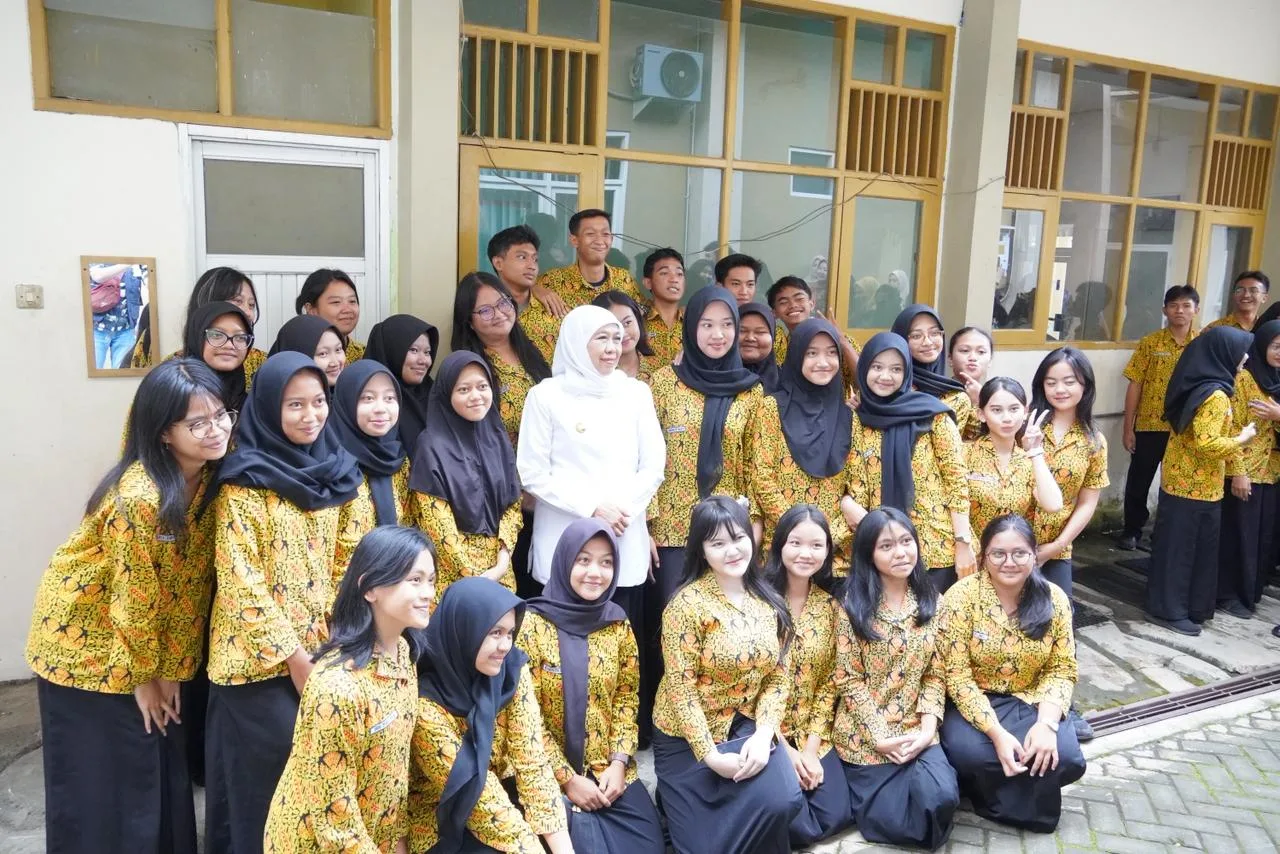 Gubernur Jawa Timur, Khofifah Indar Parawansa, saat meninjua kesiapan pelaksanaan TPA. Foto/dok