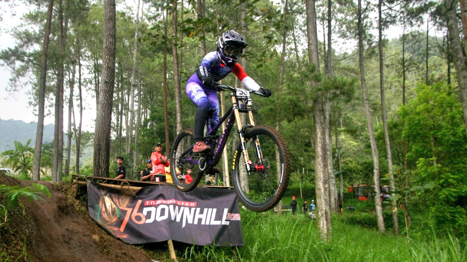 Aksi impresif para atlet downhill di 76 IDH 2025 di Klemuk Bike Park. Foto: Dok.