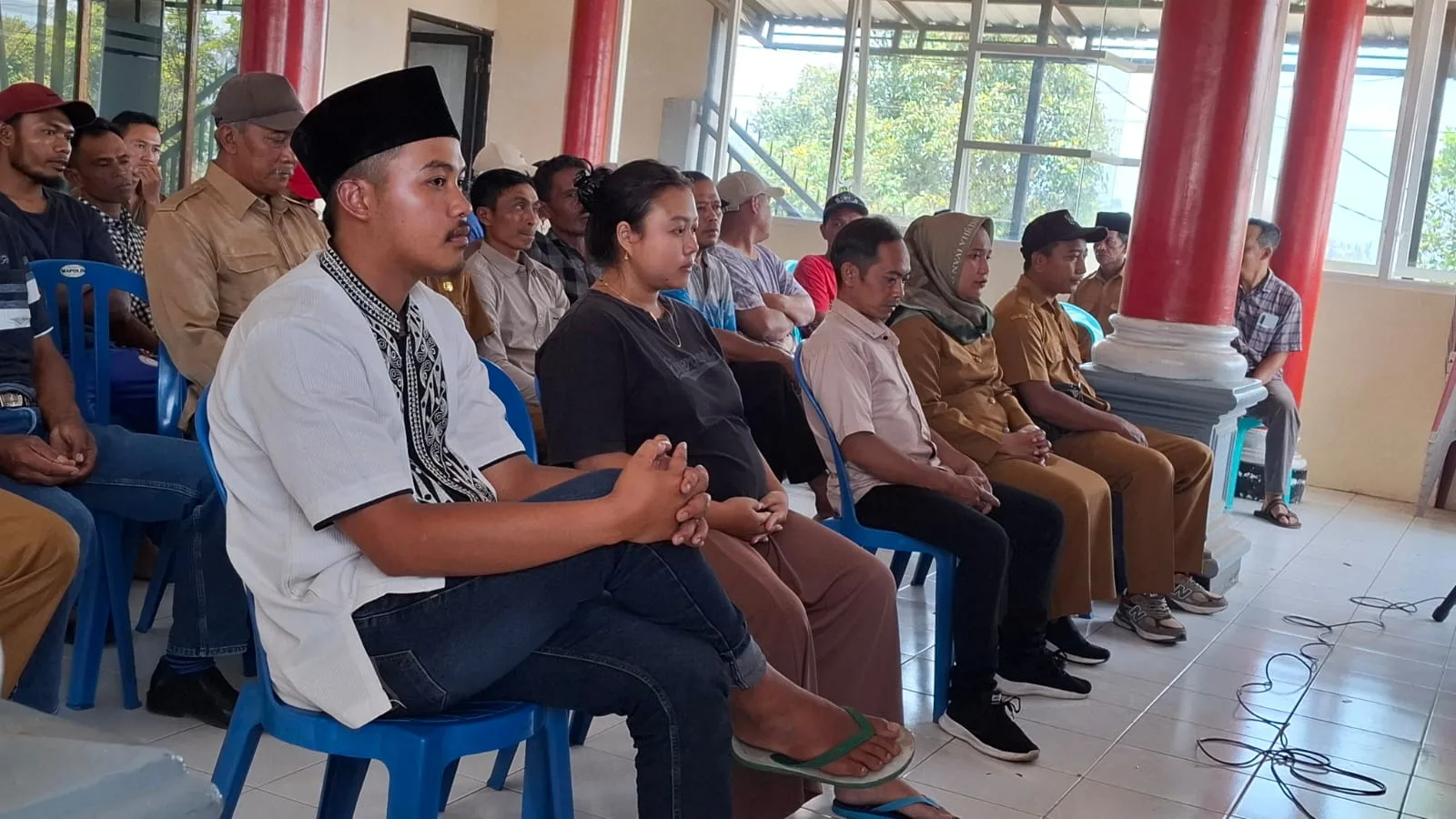 Anak kedua Kusenan, Niken (dua dari kiri) menghadiri pertemuan dengan warga Dalisodo. Foto: Aisyah Nawangsari Putri