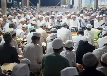 Suasana kajian kitab kuning di salah satu pondok pesantren. Para santri tampak khusyuk mendengarkan penjelasan dari sang kiai sebagai bagian dari tradisi keilmuan pesantren yang terus dijaga hingga kini. /Foto: Pinterest / Kapuh Madani.