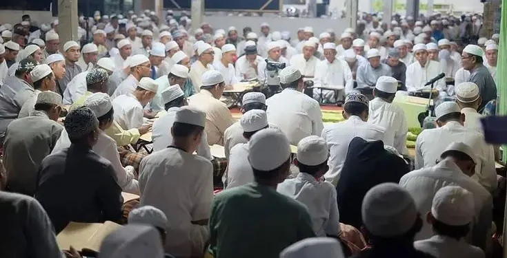 Suasana kajian kitab kuning di salah satu pondok pesantren. Para santri tampak khusyuk mendengarkan penjelasan dari sang kiai sebagai bagian dari tradisi keilmuan pesantren yang terus dijaga hingga kini. /Foto: Pinterest / Kapuh Madani.