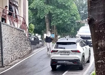 Tersangka kasus perselingkuhan Bripka SNR usai menjalani pemeriksaan konfrontir dengan anggota DPRD Blitar di Polres Batu. Foto: Azmy
