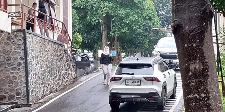 Tersangka kasus perselingkuhan Bripka SNR usai menjalani pemeriksaan konfrontir dengan anggota DPRD Blitar di Polres Batu. Foto: Azmy