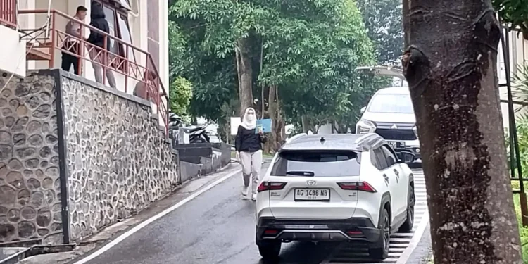 Tersangka kasus perselingkuhan Bripka SNR usai menjalani pemeriksaan konfrontir dengan anggota DPRD Blitar di Polres Batu. Foto: Azmy