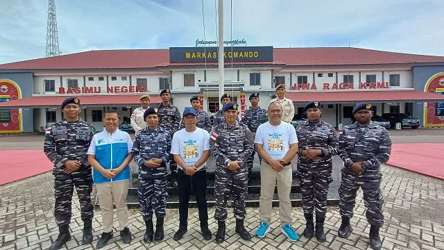 Head of CSR Departement PT Tower Bersama Infrastructure Tbk Fahmi Sutan Alatas (tiga dari kanan) foto bersama dalam kegiatan bakti sosial di Merauke, Papua, Jumat (19/09/2025). (Foto: dok TBIG)