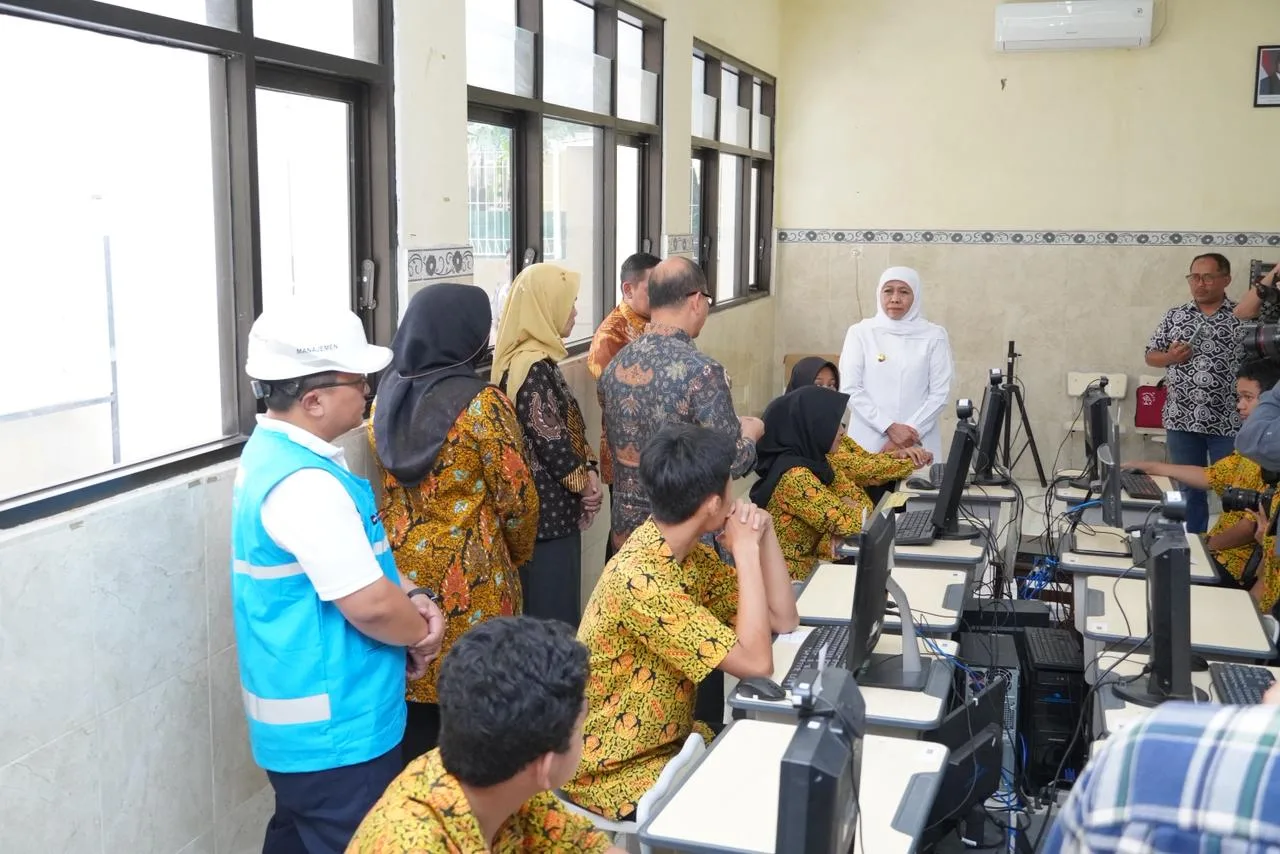 Gubernur Jawa Timur, Khofifah Indar Parawansa, saat meninjua kesiapan pelaksanaan TPA. Foto/dok