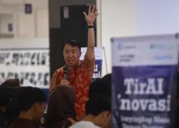 CEO SIRCLO, Brian Marshal memaparkan perjalanan membangun sturtup dalam seminar TirAI Inovasi 2025 di MCC. (Foto/dok. Tugumalang.id)