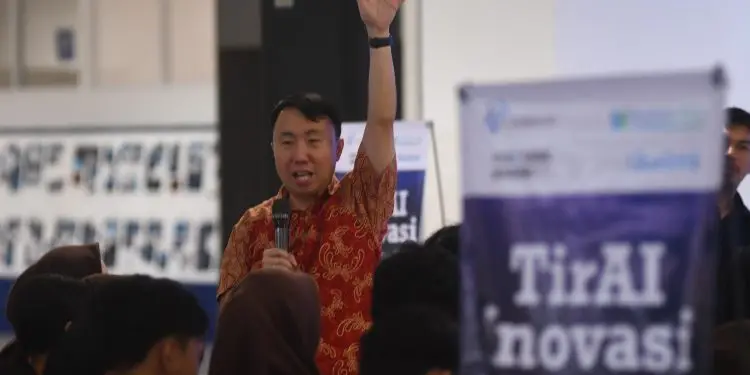 CEO SIRCLO, Brian Marshal memaparkan perjalanan membangun sturtup dalam seminar TirAI Inovasi 2025 di MCC. (Foto/dok. Tugumalang.id)