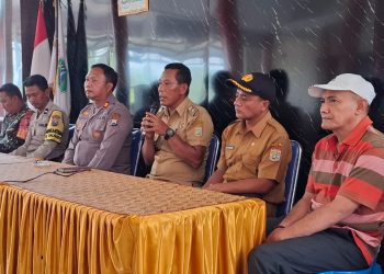 Kepala Desa Dalisodo, Suprapto (membawa mic) dan Kapolsek Wagir, AKP Sutadi (tiga dari kiri) menemui warga. Foto: Aisyah Nawangsari Putri