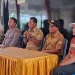 Kepala Desa Dalisodo, Suprapto (membawa mic) dan Kapolsek Wagir, AKP Sutadi (tiga dari kiri) menemui warga. Foto: Aisyah Nawangsari Putri