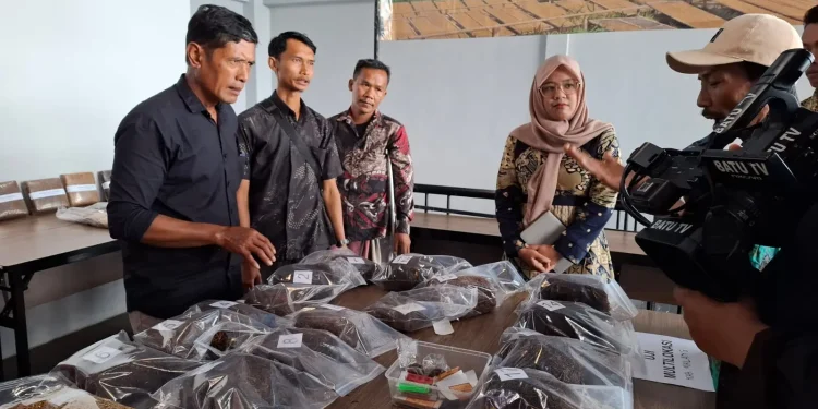 Petani tembakau berdialog dengan pengusaha rokok. Foto: Aisyah Nawangsari Putri