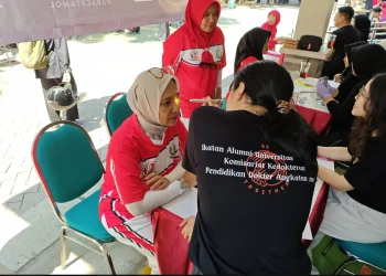 IKA Pendidikan Dokter Fakultas Kedokteran Unair angkatan 2012 gelar pemeriksaan kesehatan gratis bersama Kejati Jatim dalam rangka Dies Natalis ke-71 Fakultas Kedokteran Unair./Foto: Dok. Istimewa.