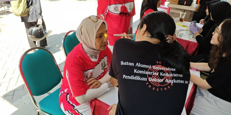 IKA Pendidikan Dokter Fakultas Kedokteran Unair angkatan 2012 gelar pemeriksaan kesehatan gratis bersama Kejati Jatim dalam rangka Dies Natalis ke-71 Fakultas Kedokteran Unair./Foto: Dok. Istimewa.