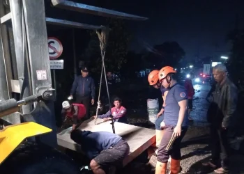 Pemasangan plat beton sementara di jalan yang ambles. Foto: BPBD Kabupaten Malang