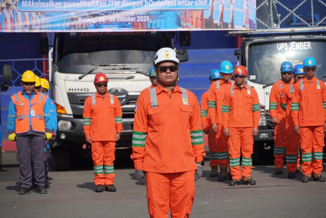 Pemeliharaan Jaringan Tegangan Menengah oleh PT PLN UP3 Malang. Foto/dok PLN UP3 Malang