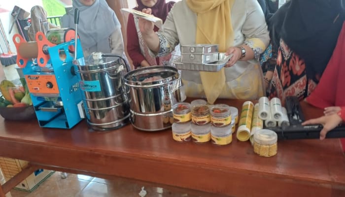 Kegiatan pengemasan produk inovatif rendang analog yang dilaksanakan Tim Dosen Polinema di Desa Duwet./Foto: Dok. Tim Dosen Polinema.