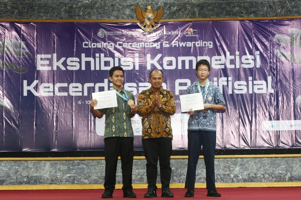 Staf Khusus Menteri Bidang Transformasi Digital dan Kecerdasan Buatan, Dr. Muhammad Muchlas Rowi berpose bersama Nicholas Ardi Tirta (kanan) dan Zafran Prayat a Wiza (kiri) yang meraih medali emas Ekshibisi Kompetisi Kecerdasan Artifisial OSN 2025./Foto: Tugumalang.id/Husni.