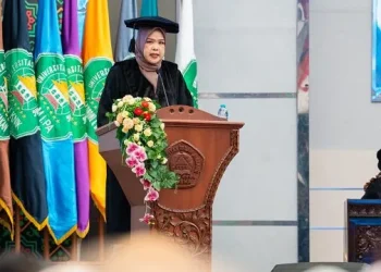 Prof. Dr. Dwi Fita Heriyawati, S.Pd., M.Pd., memberikan sambutan diacara pengukuhannya sebagai guru besar. Foto/dok Unisma