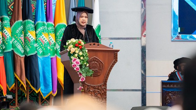 Prof. Dr. Dwi Fita Heriyawati, S.Pd., M.Pd., memberikan sambutan diacara pengukuhannya sebagai guru besar. Foto/dok Unisma