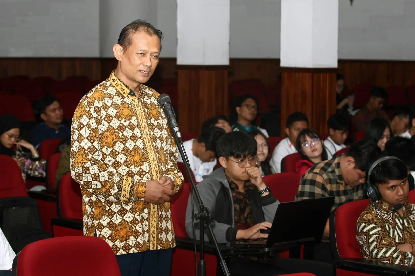 Salah satu peserta Microsoft Elevate Teacher Learning 2025 menyampaikan pertanyaan kepada narasumber dalam sesi diskusi interaktif. /Foto: Tugumalang.id/Husni.
