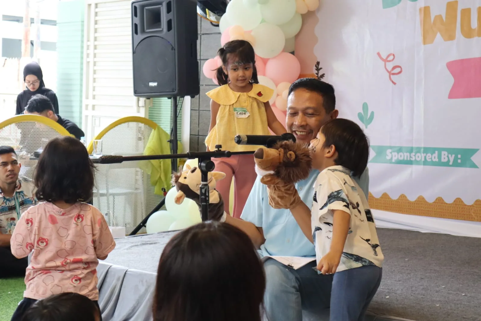 Wali Kota Malang, Wahyu Hidayat menceritakan kisah persahabatan di depan anak anak. (Foto/dok. Prokopim Setda Kota Malang)