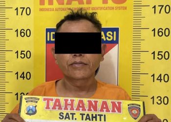 Tersangka pembunuhan perempuan yang jasadnya dikubur di kebun tebu di Gedangan. Foto: Polres Malang