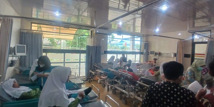 Siswa MTs Al Khalifah Kepanjen dilarikan ke RSUD Kanjuruhan. Foto: istimewa